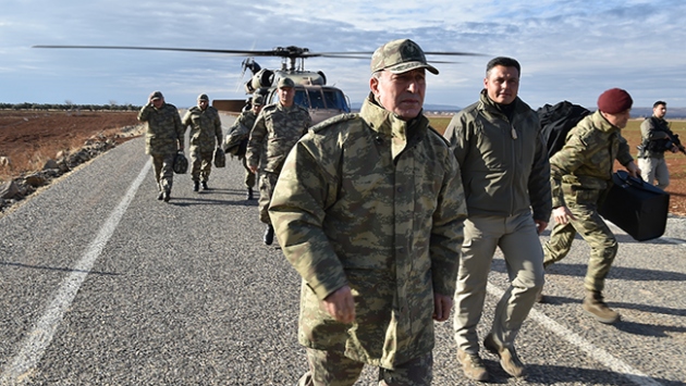 Hulusi Akar Suriye sınırında